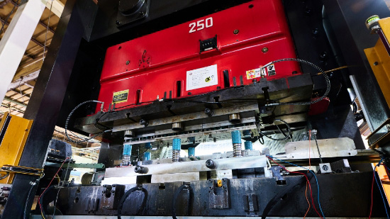 リンクモーションプレス機　AMADA250ton（第1工場）